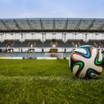 Fotboll upplagd på fotbollsplan