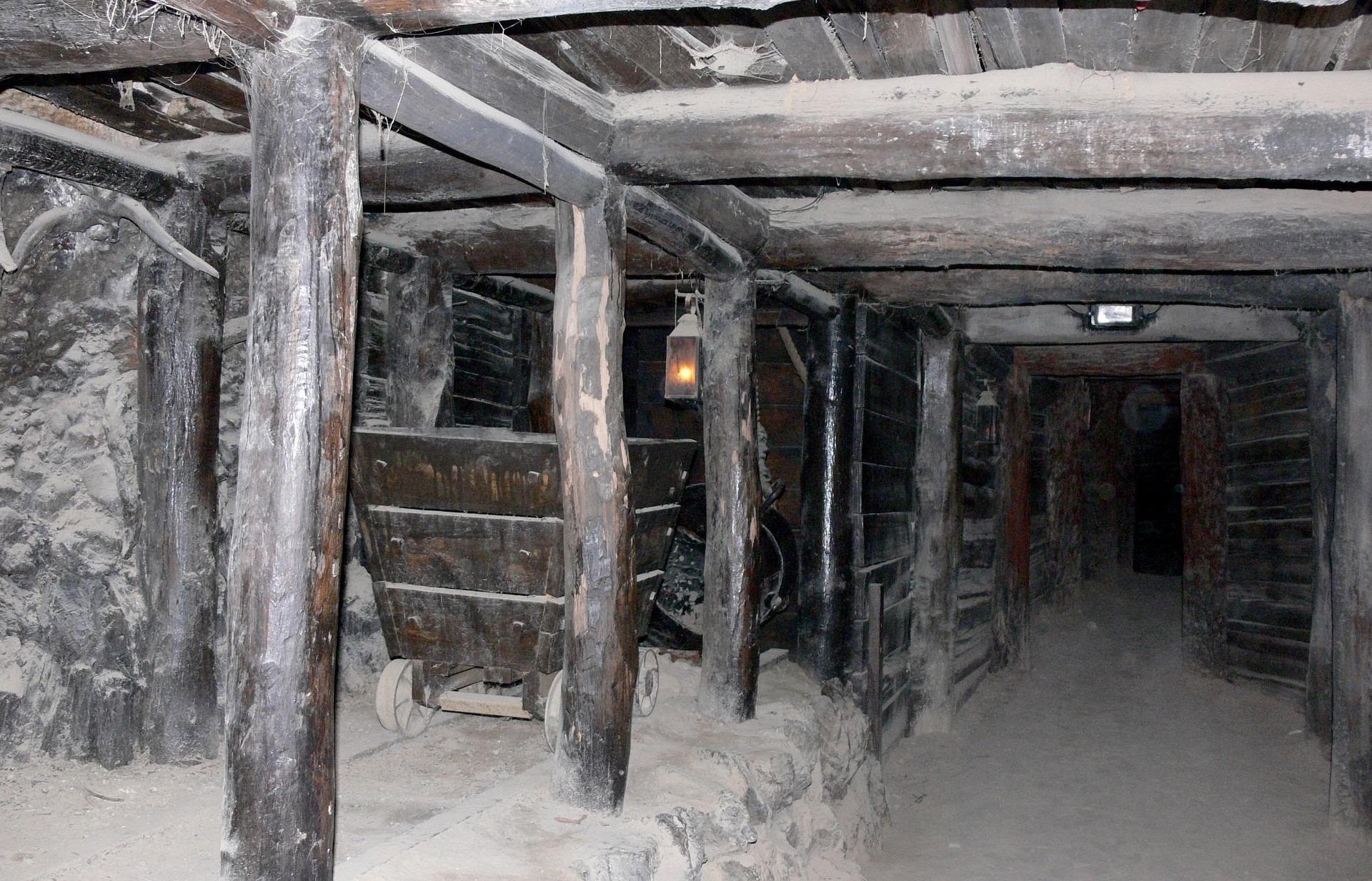 En bild inuti en gruv-korridor.