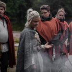 Bild som visar människor i vikingakläder.