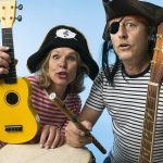 Pirater som har instrument, med en ljus bakgrund.