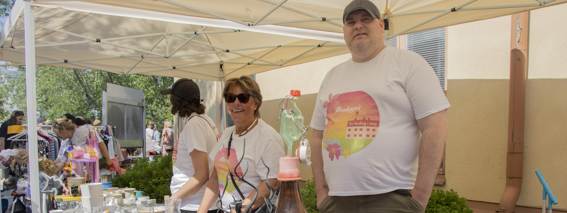 Bild två leende personer i vita t-shirts