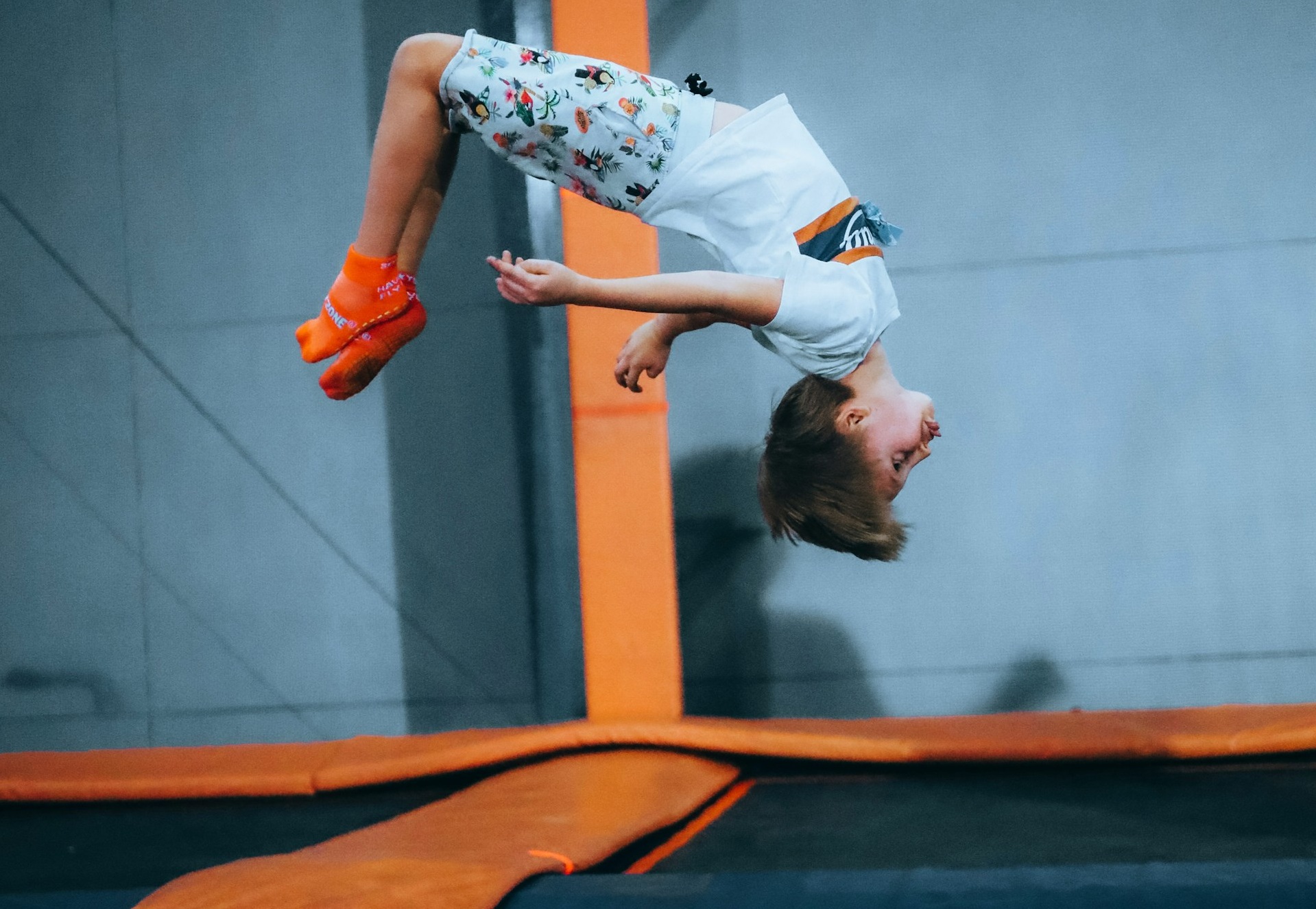 Bild på barn vid studsmatta