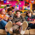 Bild på ungdomar i en soffa.