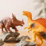Två leksaksdinosaurier som ryter på varandra