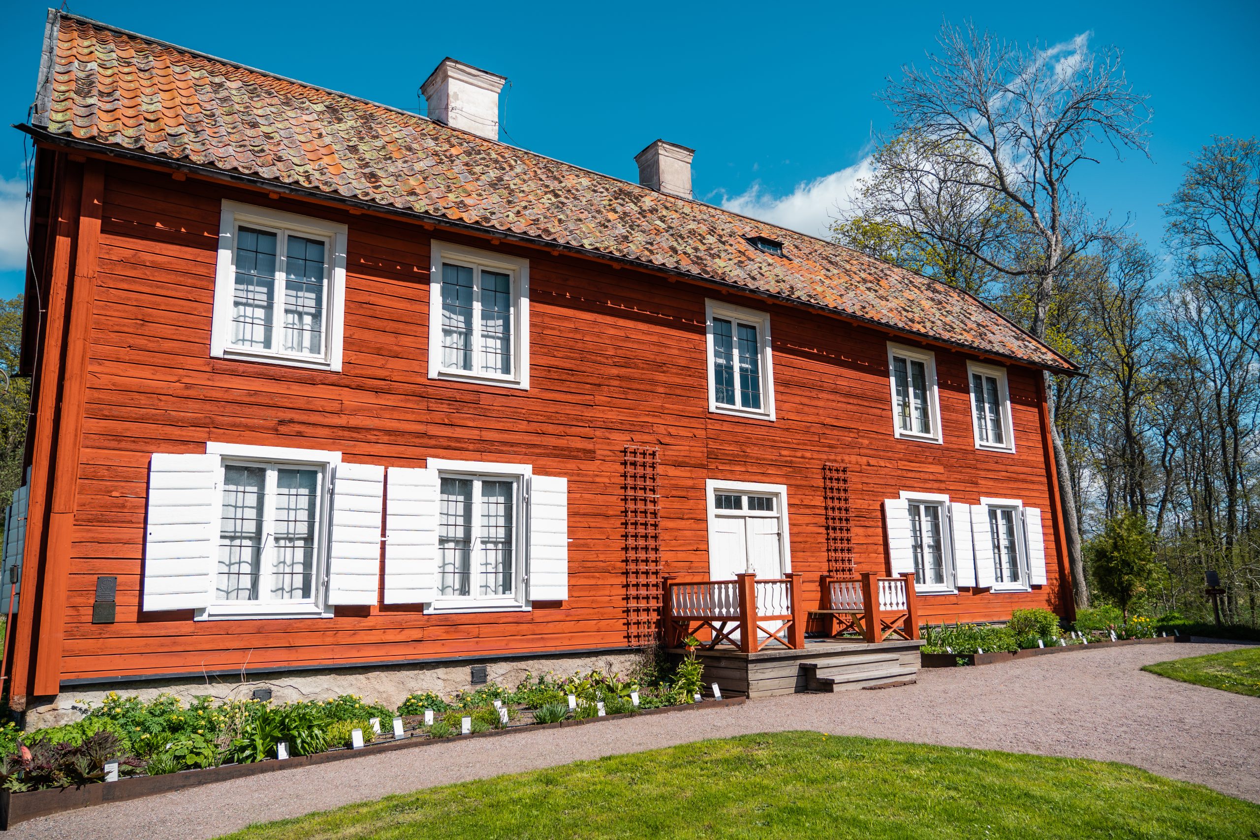 Ett rött gammaldags hus