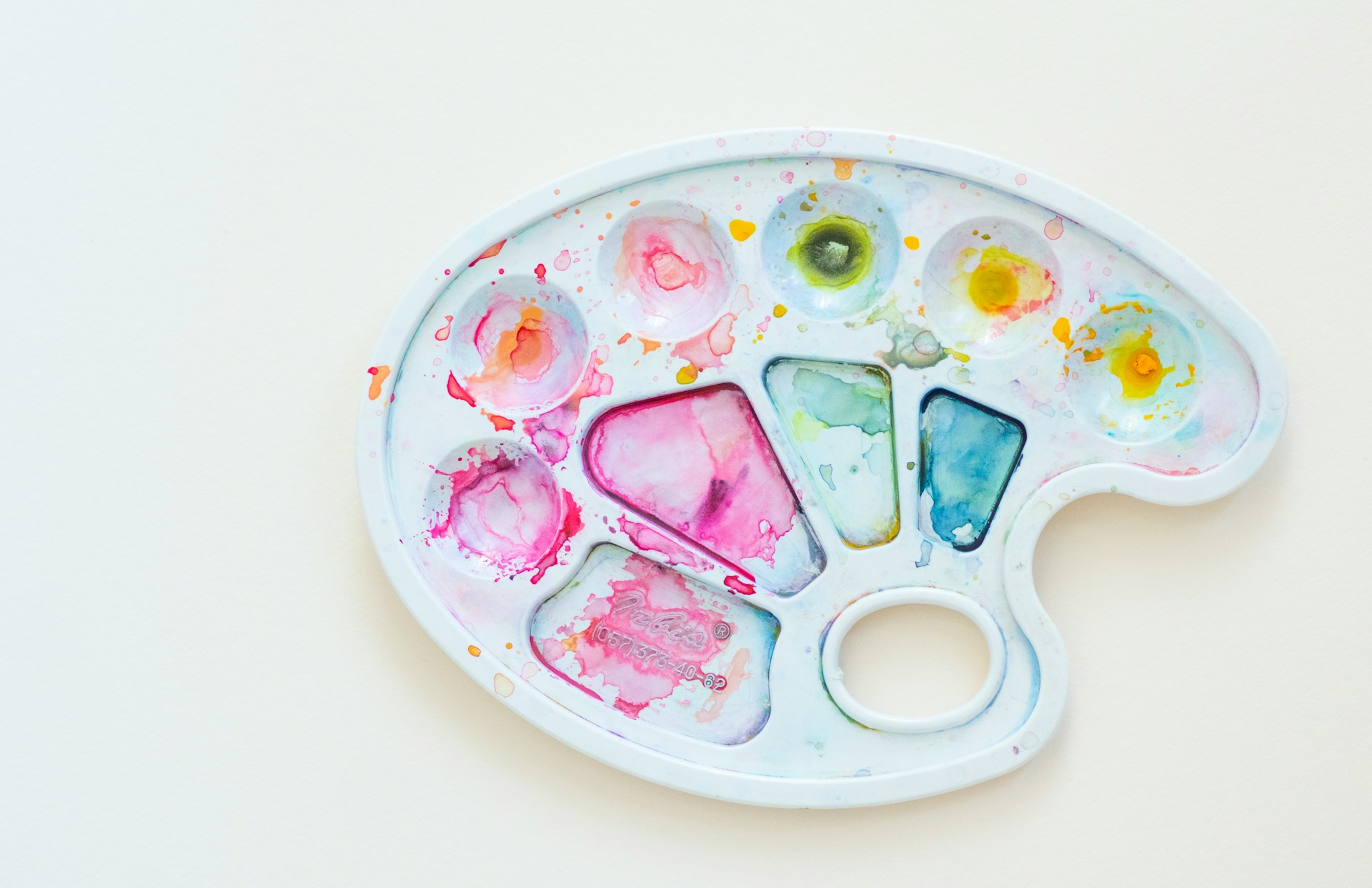 En färgglad palett där olika färger blandats