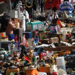 Genrebild på loppmarknad.