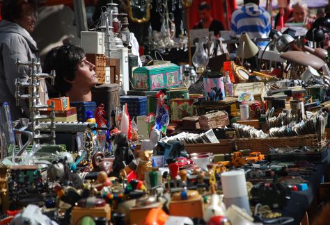 Genrebild på loppmarknad.