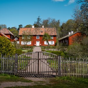 Gammalt rött hus. De linneanska trädgårdarna Biotopia på Linnés trädgårdsfest