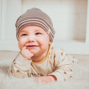 Leende bebis Babymassage