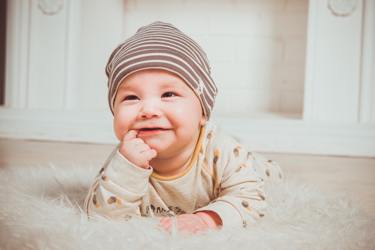 Leende bebis Babymassage