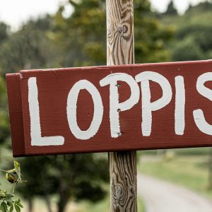 En skylt av trä där det står "Loppis"