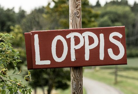 En skylt av trä där det står "Loppis"