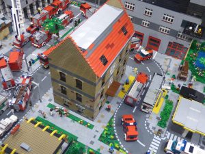 En stad byggd i Lego. Brandstation