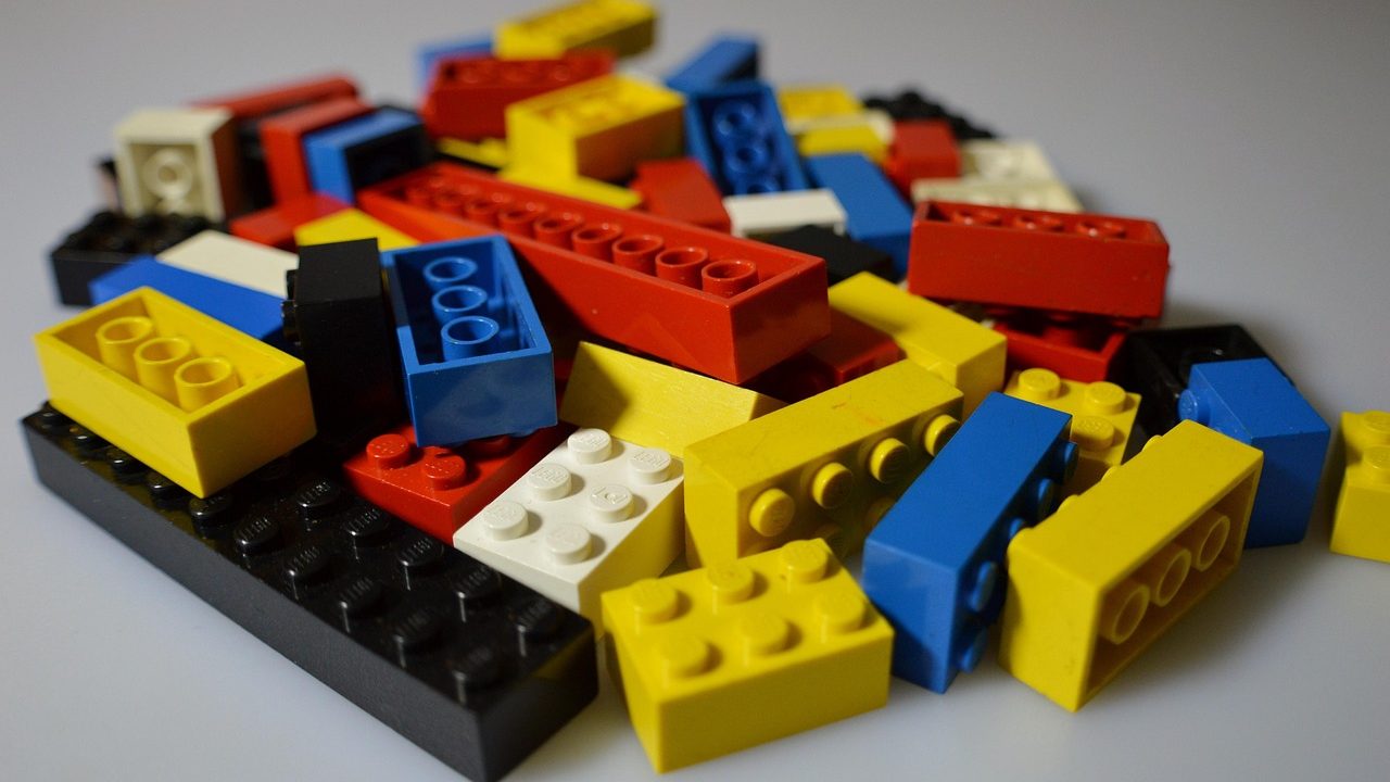 En hög Lego block.