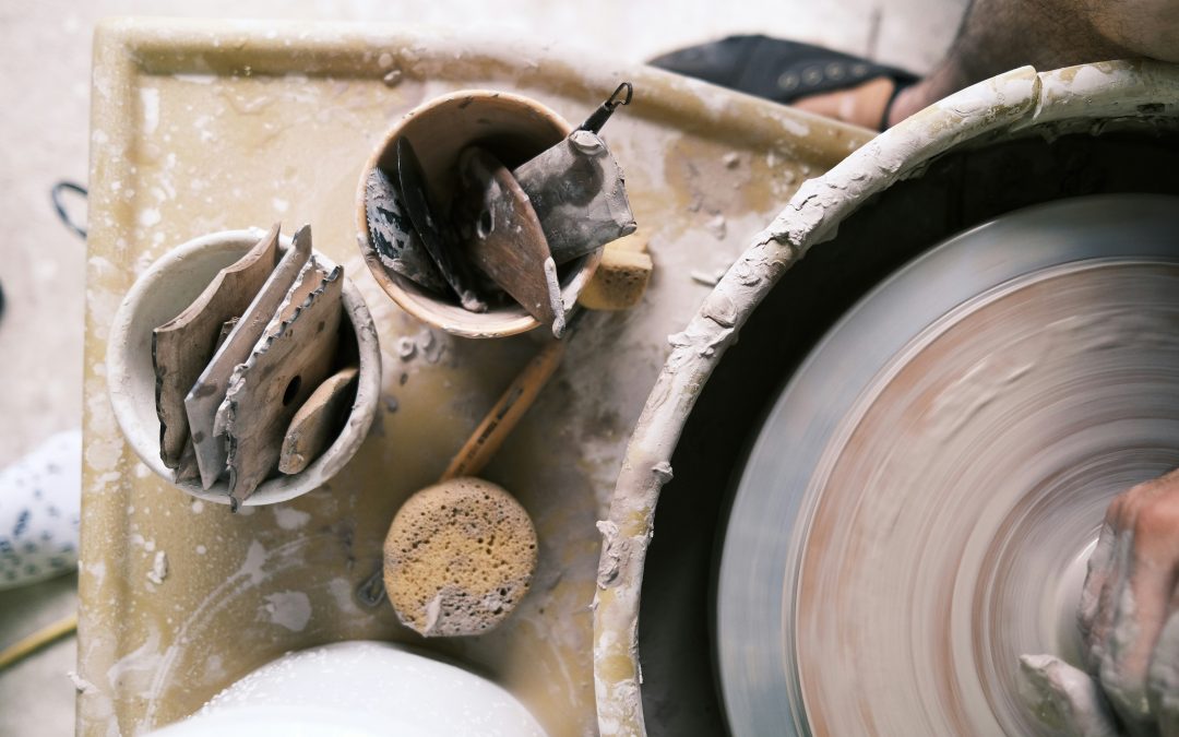 Familjelördag: Färgglad värld från Uppsala Ekeby