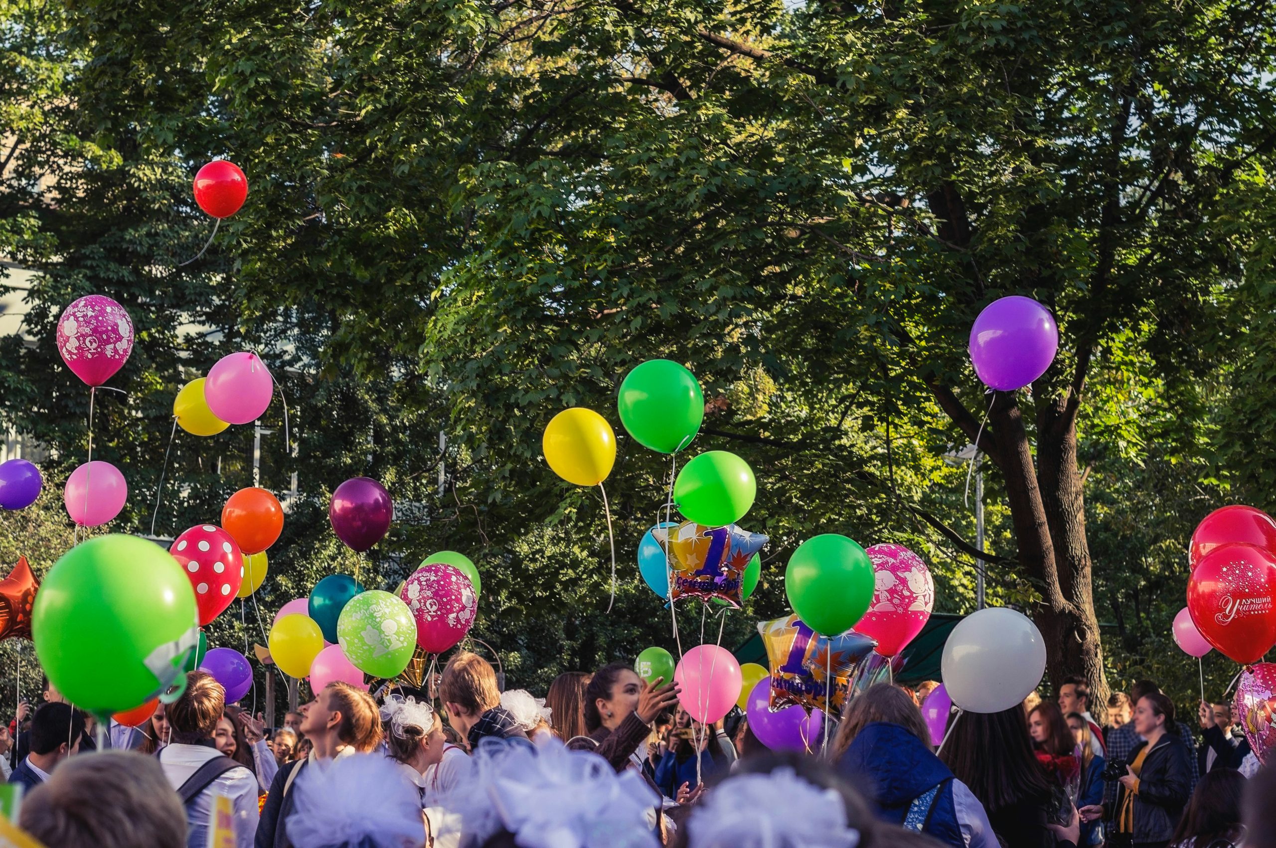 Bild av en grupp som håller i ballonger.