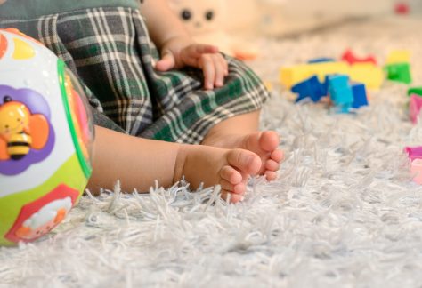 bebis bäbis baby småbarn fötter lek