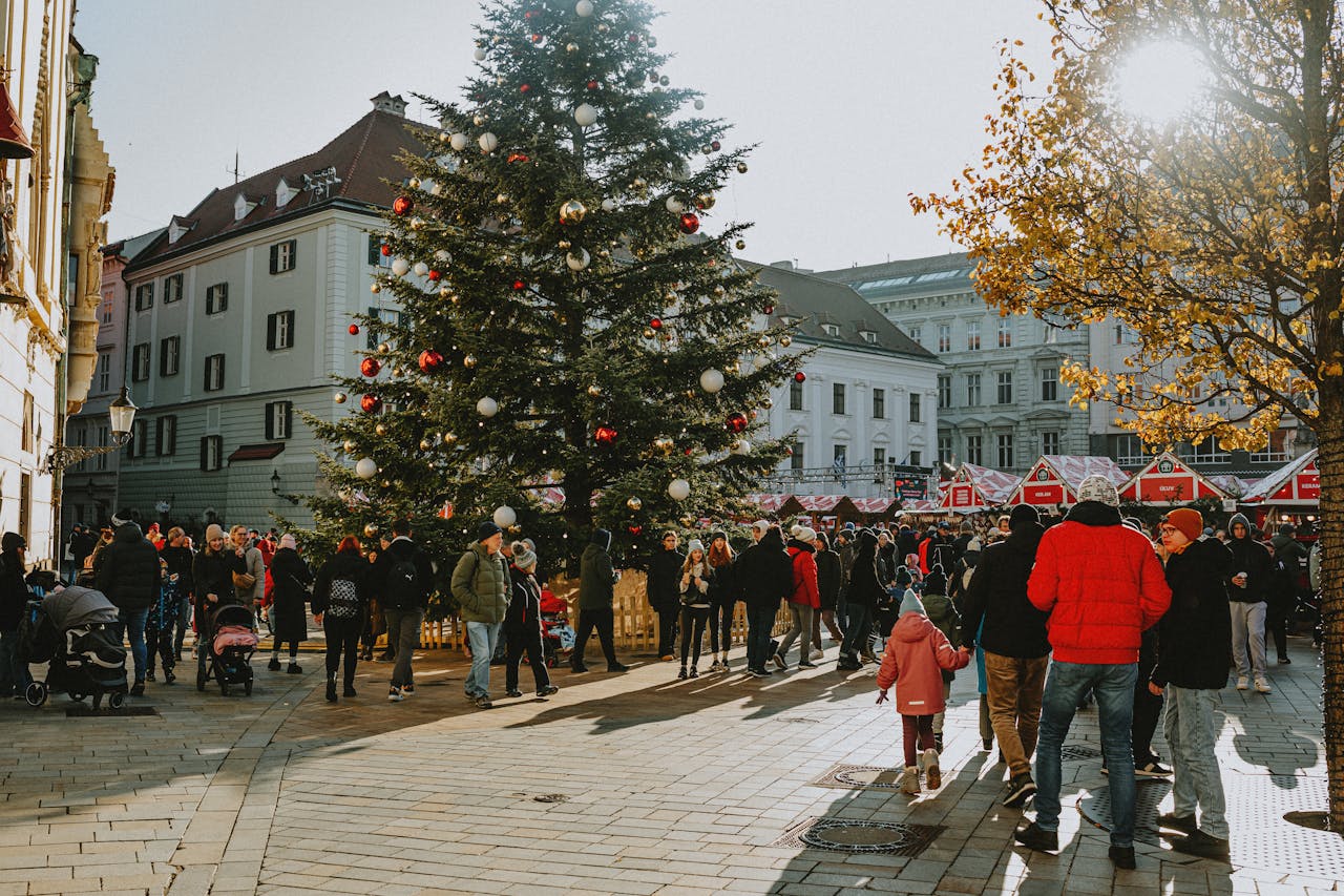 människor ute i stan Julmarknad i Härkeberga
