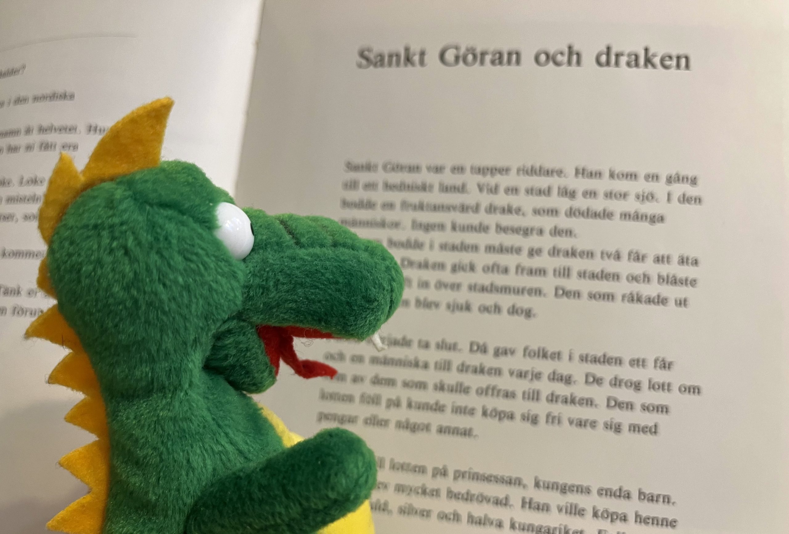 Bolibompadraken leksak läser bok text saga om Sankt Göran och draken