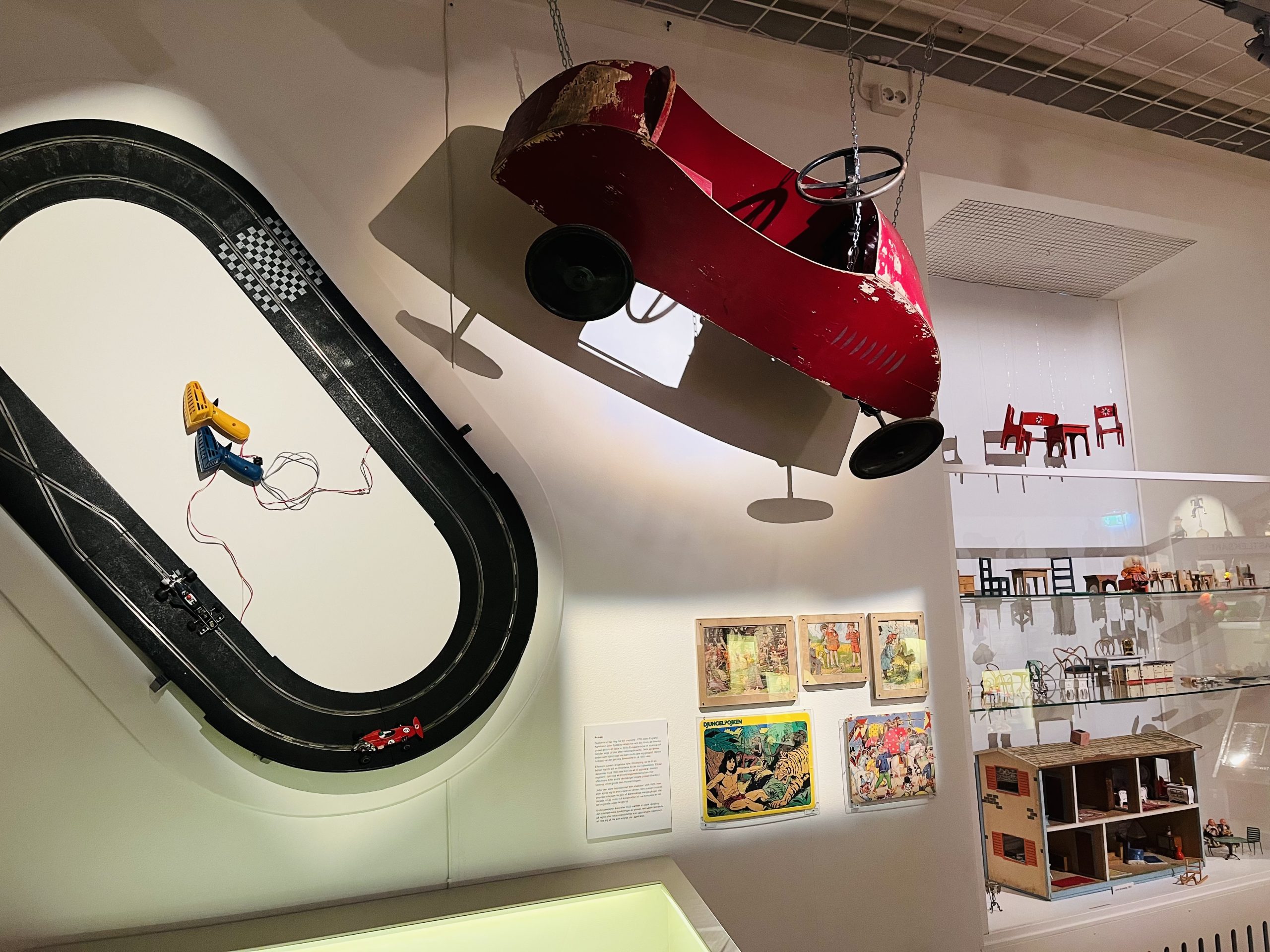 bil race bana rally, pussel, dockhus, LEK! Leksaker genom tiderna, utställning Enköping museum, historia