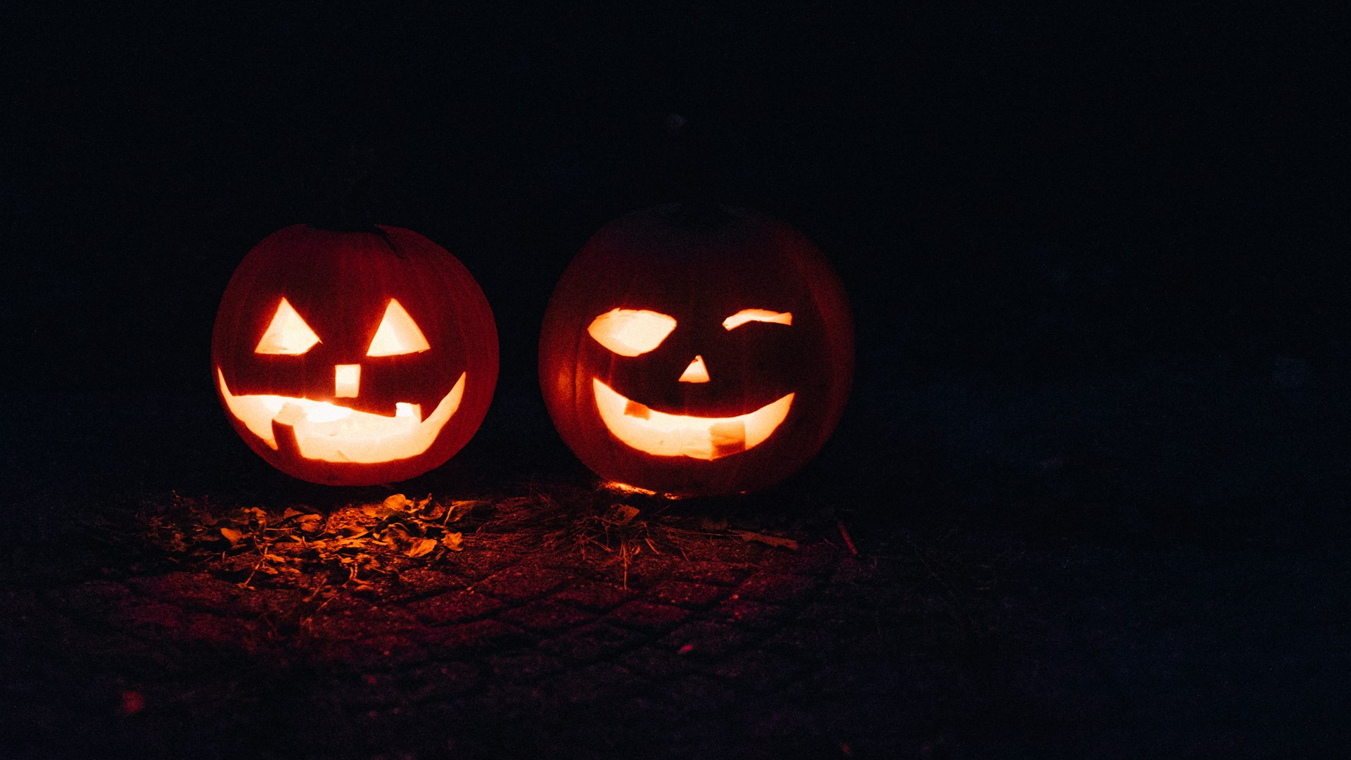 Två lysande pumpor i mörkret
