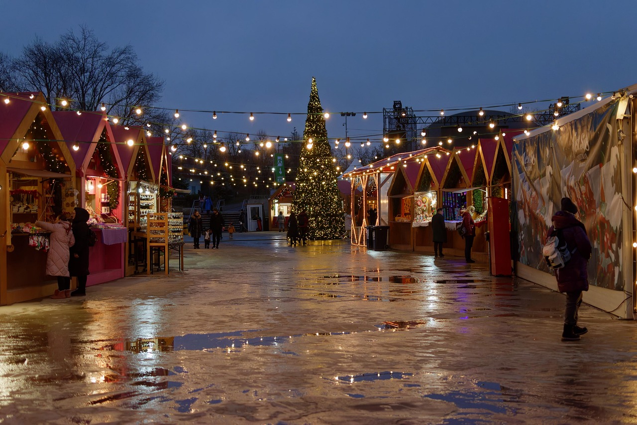 Marknadsplats i Foto på en julmarknad i Hjälmunge juldekoration ljus