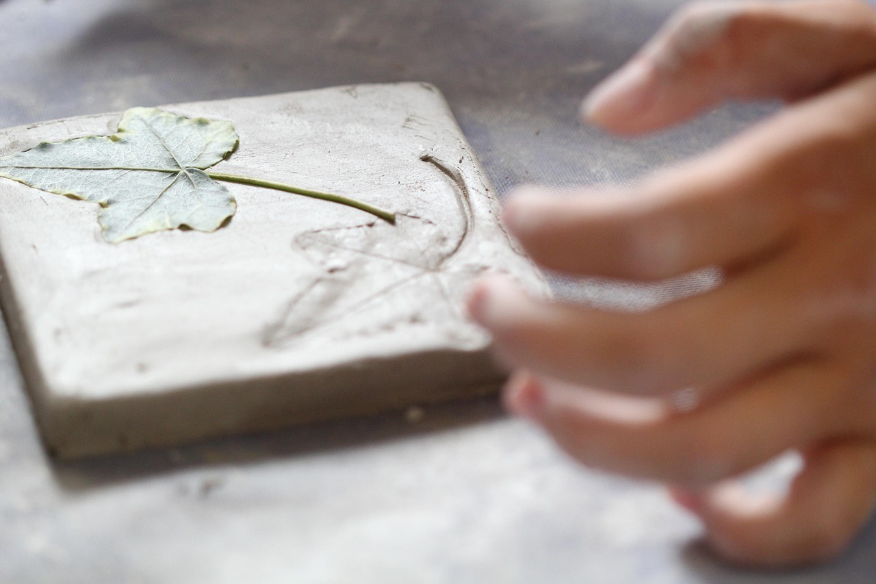 lertavla med en blomma på