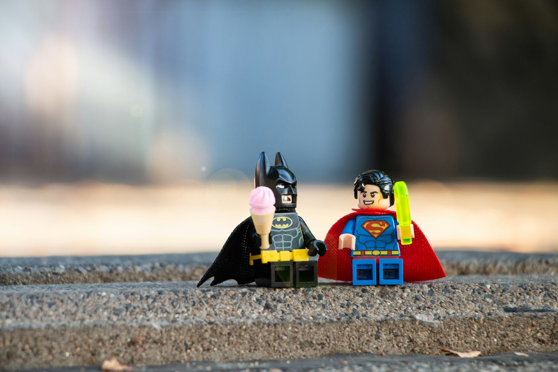 Lego-figurer av Batman och Superman