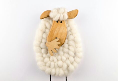 Ett handgjort låtsas lamm.
