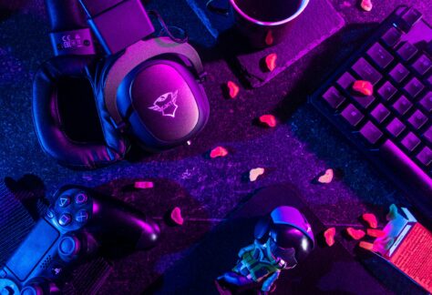 En handkontroll, headset, och tangentbord