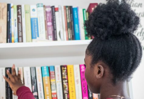 Bibliotekshäng med öppna förskolan Stenhagenbiblioteket