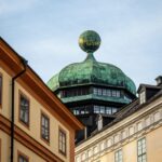 Bild på Gustavianums tak som syns mellan två andra byggnader.