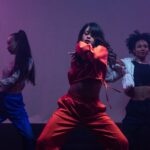 Tre tjejer som dansar.