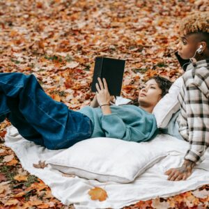 Två flickor som läser.