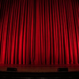 Teater duk som är stängd på en scen.