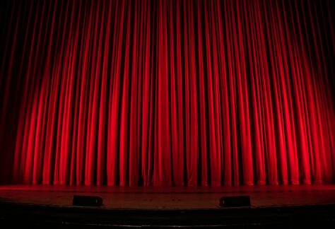 Teater duk som är stängd på en scen.