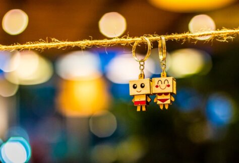 Bild på två nyckelringar som hänger på en tråd.