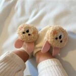 Bild på bebisfötter med nallestrumpor på.