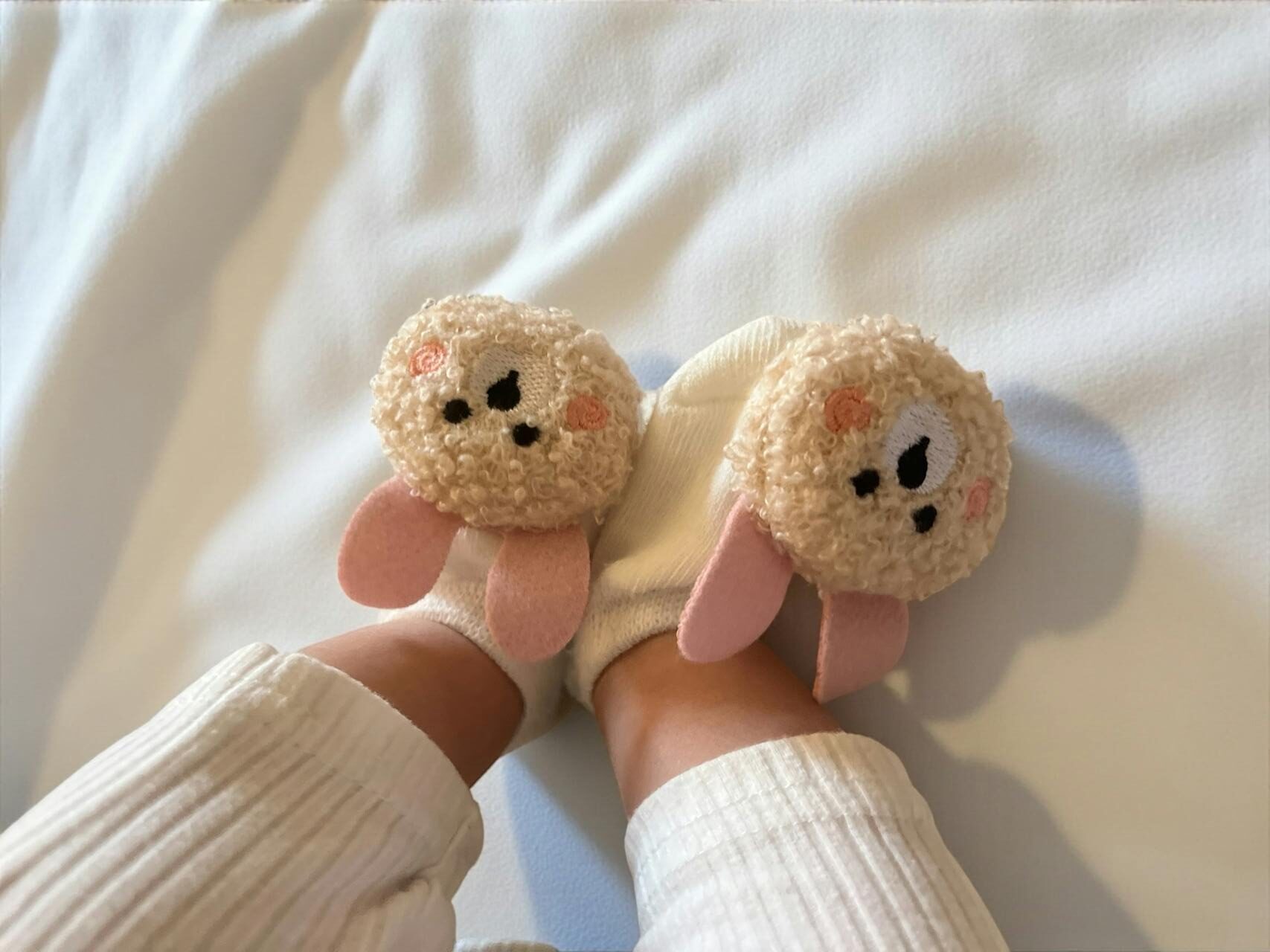 Bild på bebisfötter med nallestrumpor på.