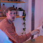 Två personer i socialt umgänge