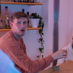 Två personer i socialt umgänge