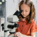 Barn som tittar i ett mikroskop.