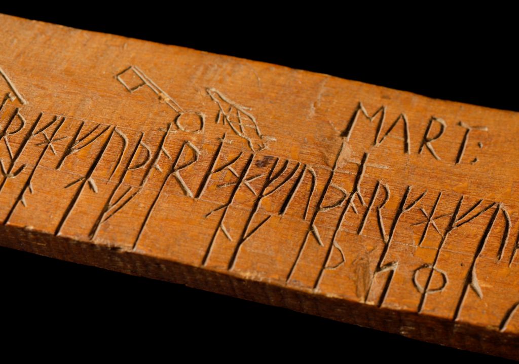 Trästycke med ristade runor