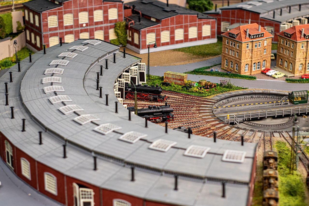 modelljärnväg med bangård och små hus