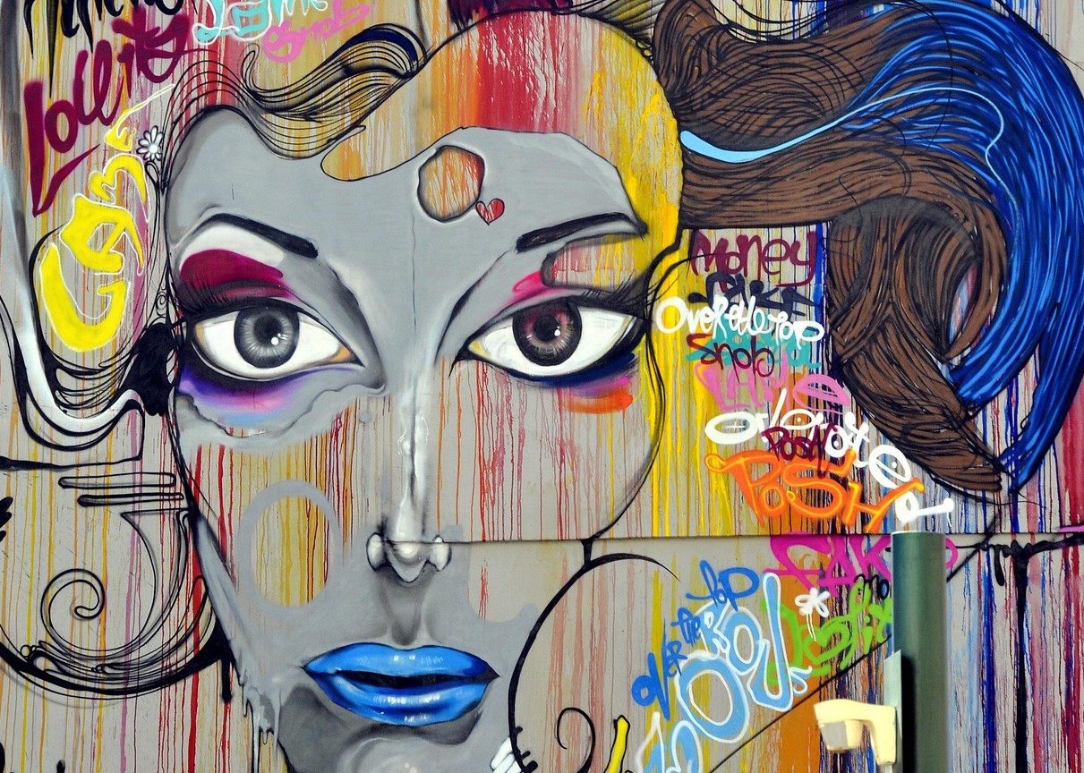 Graffitimålning av en kvinnas ansikte.