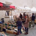 människor som handlar på marknad