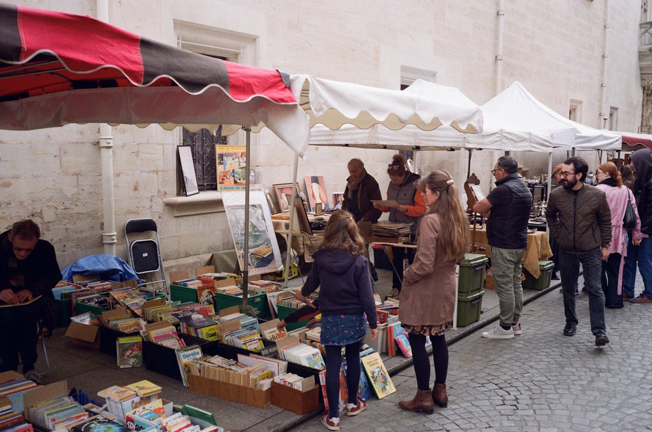 människor som handlar på marknad