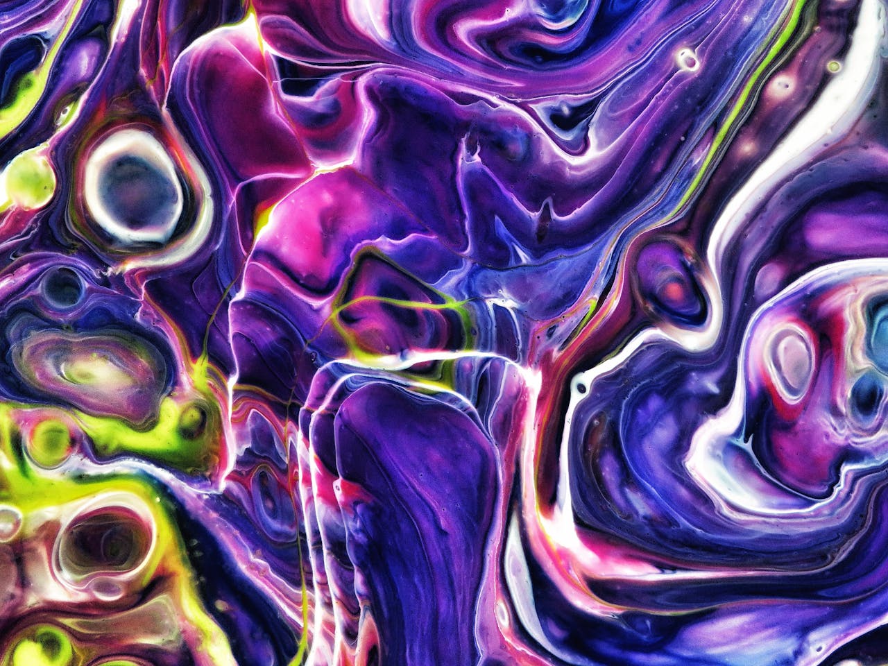 Grafiskt tryck, färgen lila dominerar på bilden men det finns även grönt och gult och andra färger.