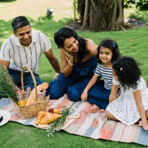Bild av en familj som har picknick.